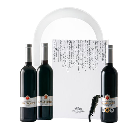 Estuche de tres botellas de la colección Biblioteca de Cosechas de Casa Madero con añadas históricas Casa Grande Shiraz 2001, 2005, 2006