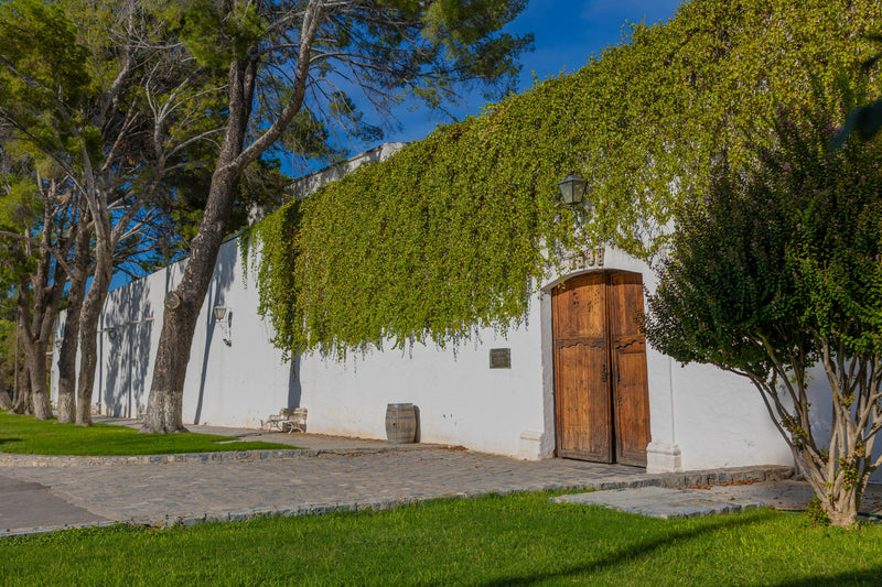 Entrada principal de la bodega Casa Madero en Hacienda San Lorenzo, Parras, Coahuila, rodeada de jardines y arquitectura histórica.