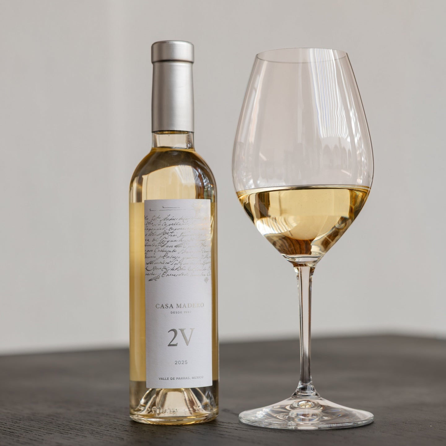 Vino blanco Casa Madero 2V edicion 375 ml servida en copa de vino