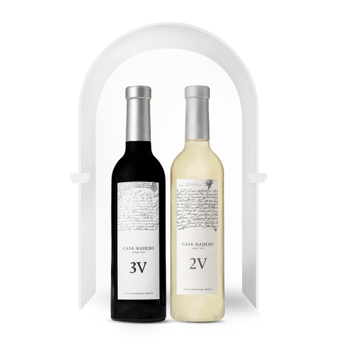 Botellas de vino tinto 3V y vino blanco 2V de Casa Madero en presentación de 375 ml, listas para compartir.