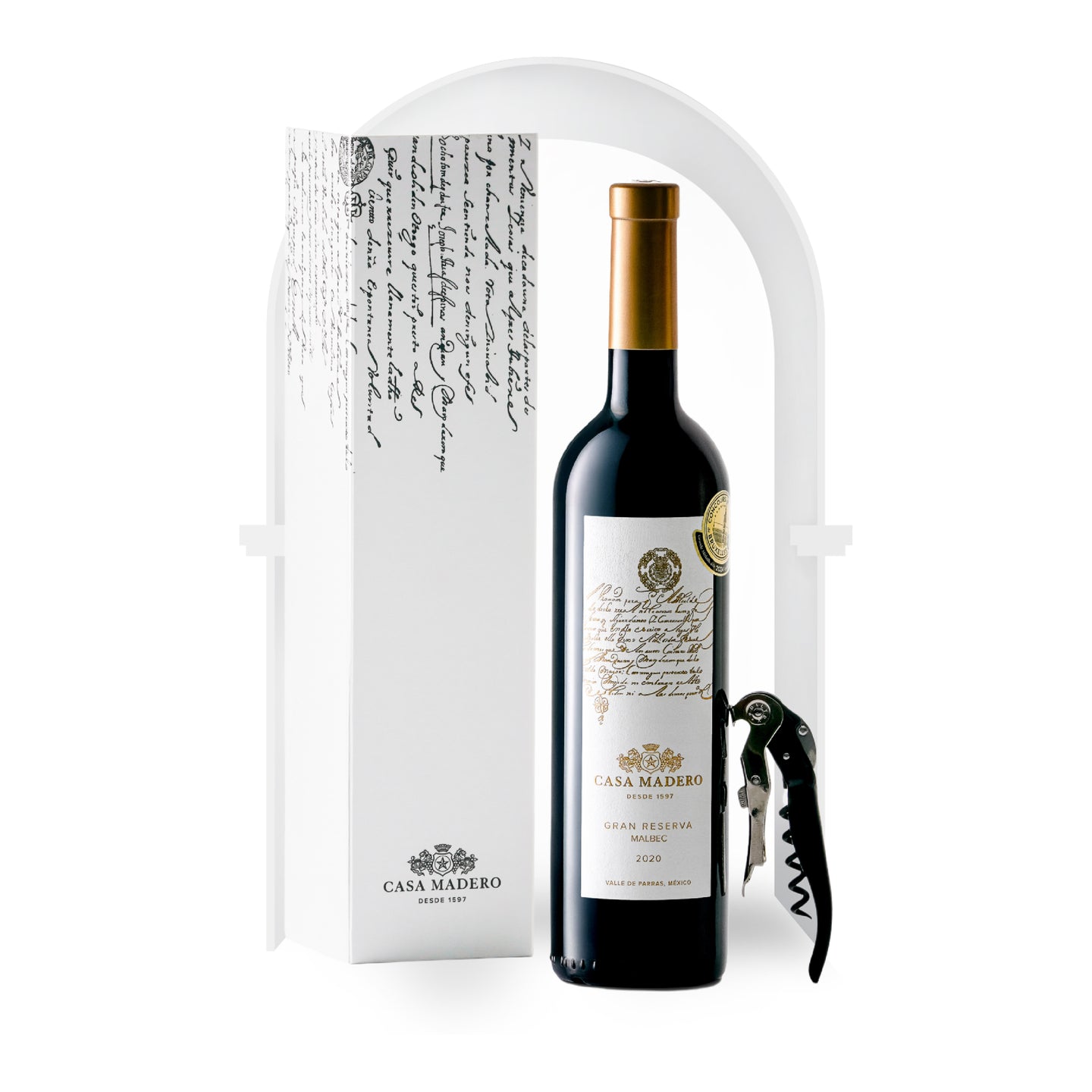 Botella de Casa Madero Gran Reserva Malbec con estuche blanco de regalo y descorchador.