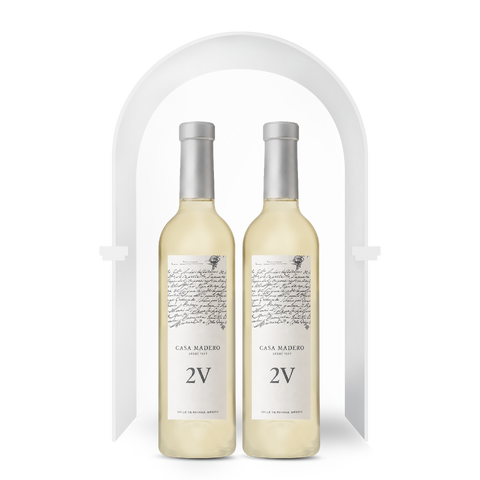 2 botellas de vino blanco de Casa Madero 2V en presentación de 375 ml.
