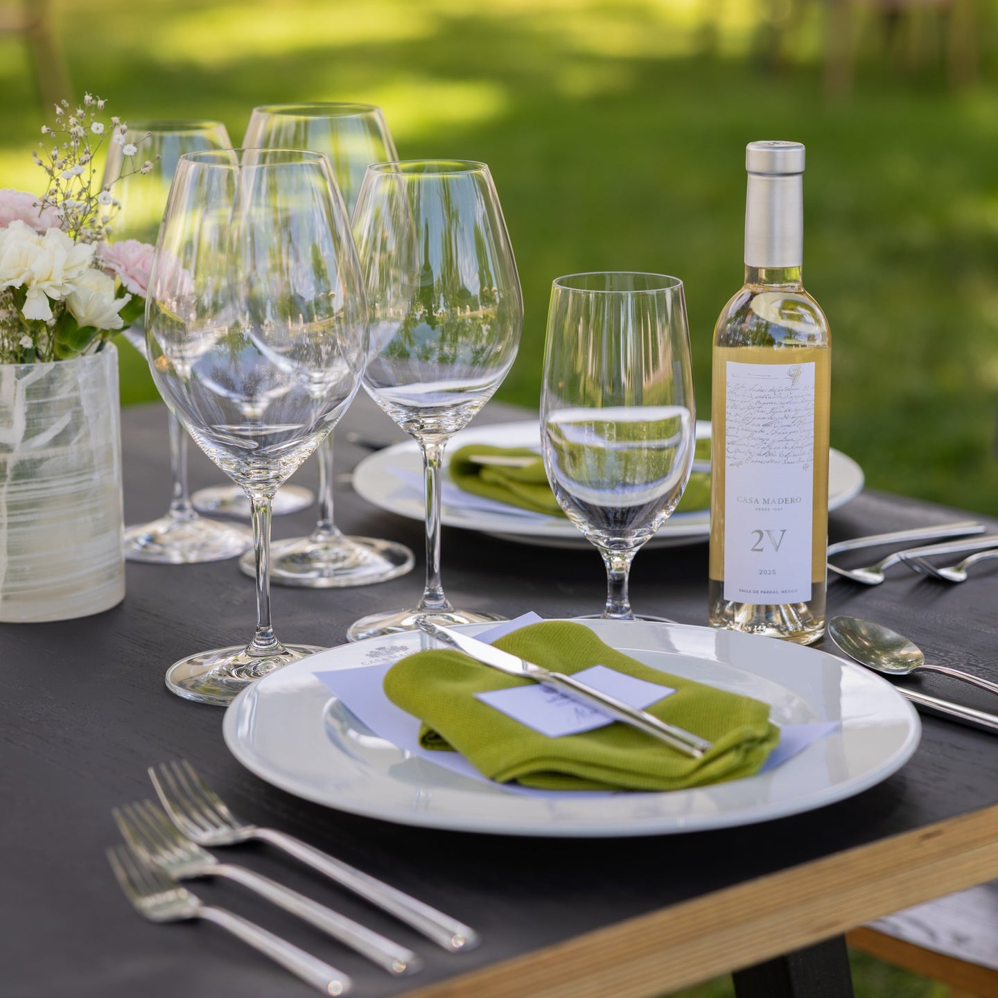 Vino blanco Casa Madereo 2V 375 ml para acompañar una comida al aire libre en pareja.